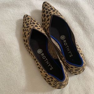 Cat print point toe Rothys size 8
